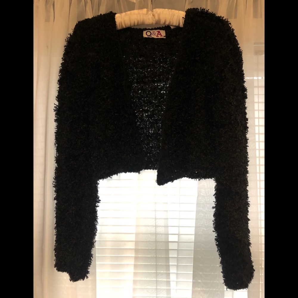 Q & A Fuzzy Short Sweater
